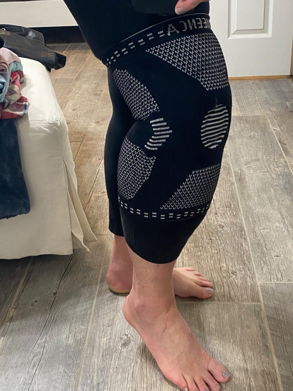 Customer wearing a NEENCA support